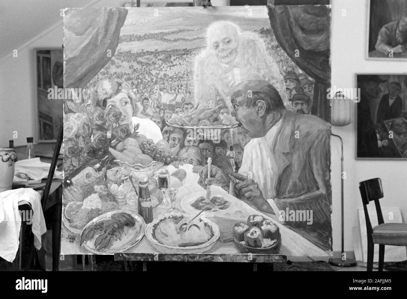 Zu 206 bei Kunstmaler Eric Johannson, dessen Werk im Dritten Reich als entartet eingestuft wurde, in seinem Haus in Lövbrunna Gard bei Täby, 1969. Besuchen Maler Eric Johannson, deren Arbeit eingestuft wurde, wie im Dritten Reich, in seiner Heimat bei Lövbrunna Gard in der Nähe von Täby, 1969 ausarten. Stockfoto