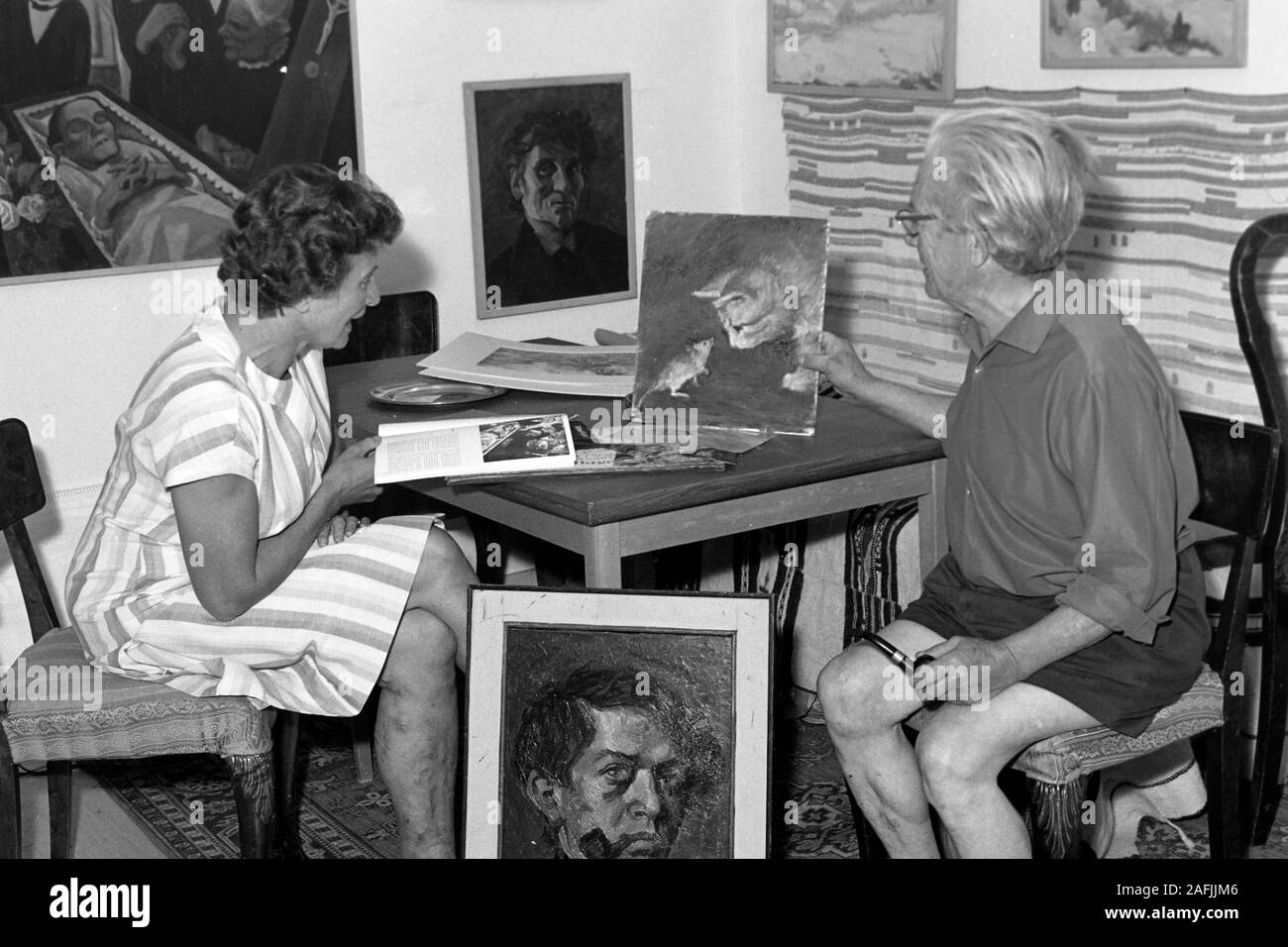 Zu 206 bei Kunstmaler Eric Johannson, dessen Werk im Dritten Reich als entartet eingestuft wurde, in seinem Haus in Lövbrunna Gard bei Täby, 1969. Besuchen Maler Eric Johannson, deren Arbeit eingestuft wurde, wie im Dritten Reich, in seiner Heimat bei Lövbrunna Gard in der Nähe von Täby, 1969 ausarten. Stockfoto