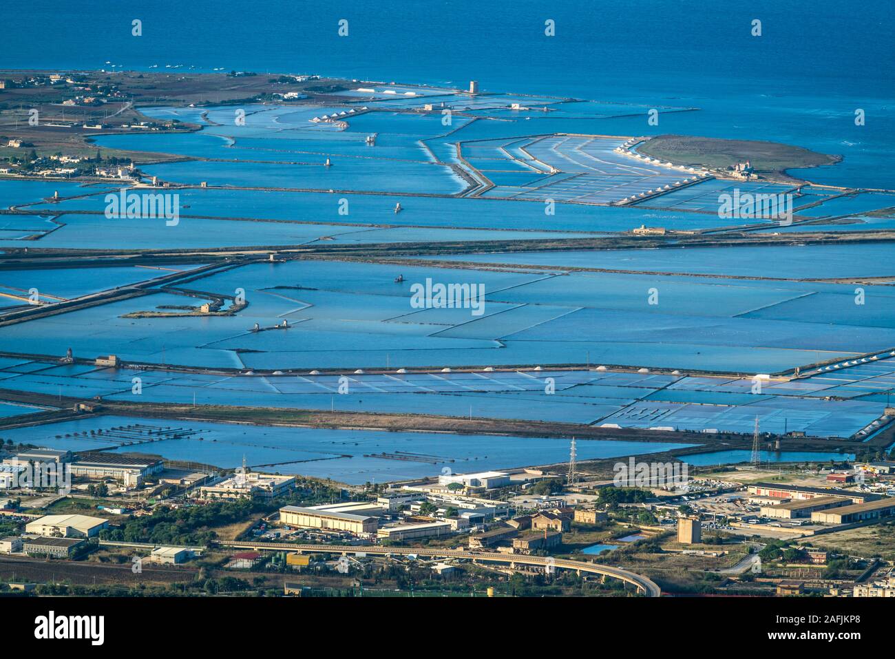 Blick vom Monte Erice auf die Salinen von Trapani, Erice, Trapani, Sizilien, Italien, Europa | Blick vom Monte Erice auf die Salinen von Trapani, Eric Stockfoto