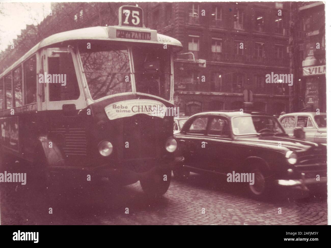 City Bus in Paris. Auf der Vorderseite es heißt 'Bebe aime Charrier', was  auch als "Brigitte Bardot aime Jacques Charrier' verstanden Stockfotografie  - Alamy