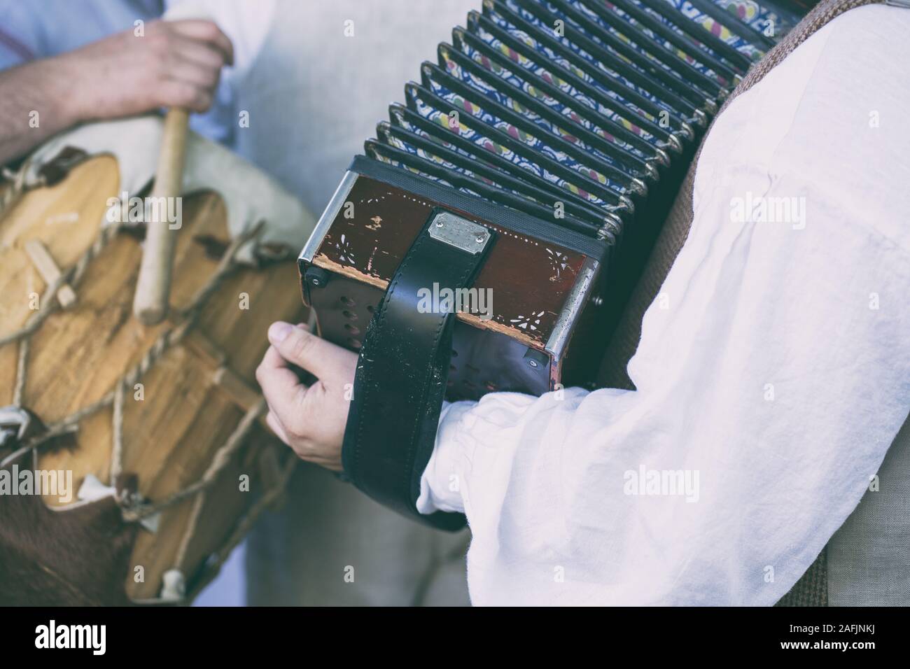 Musiker in einem traditionellen Sommerfest Stockfoto