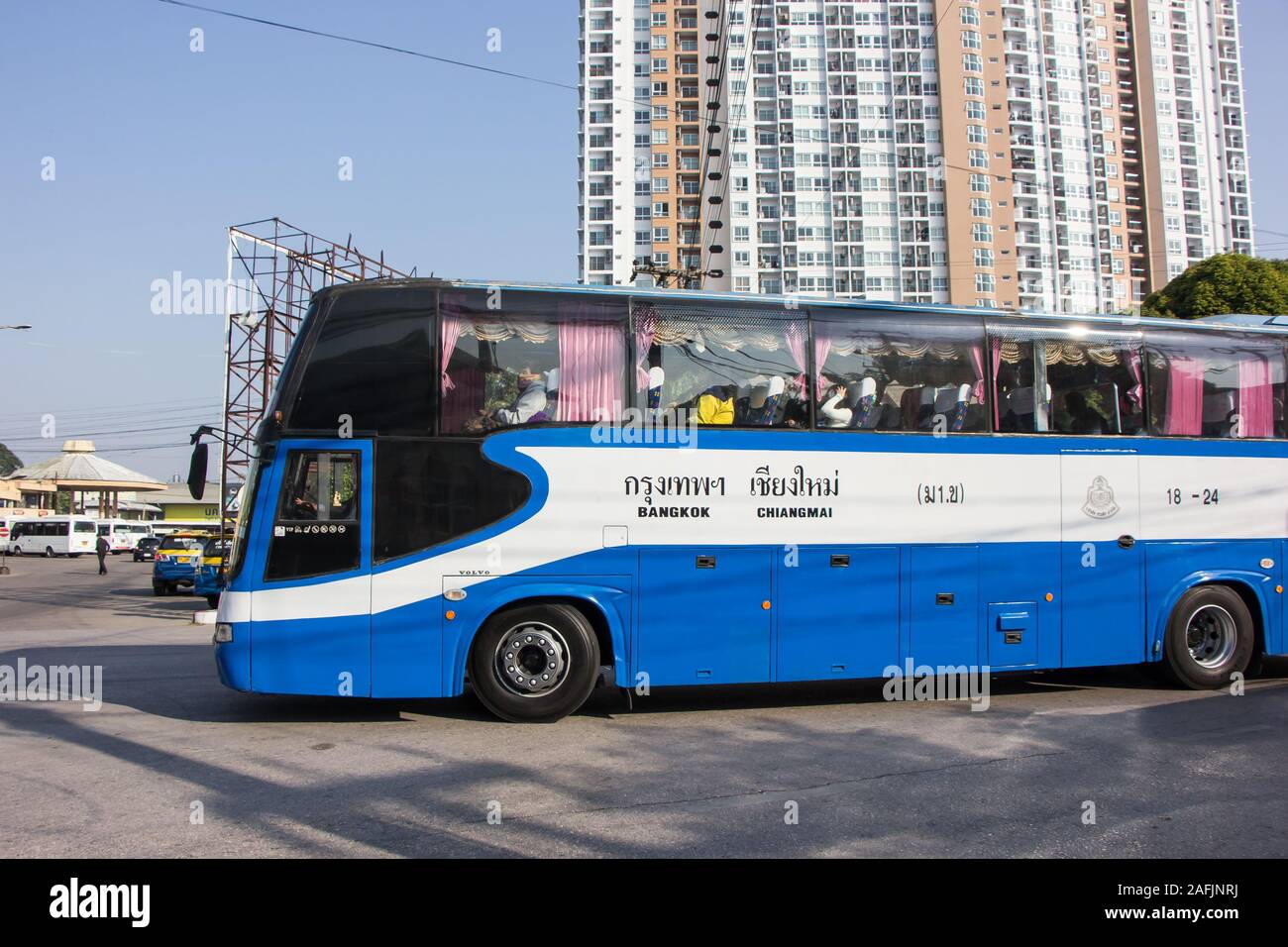 Chiangmai, Thailand - 14. Dezember 2019: Volvo Bus von cherdchai Tour Company Bus. Route Bangkok und Chiang Mai. Foto bei Chiangmai bus station. Stockfoto