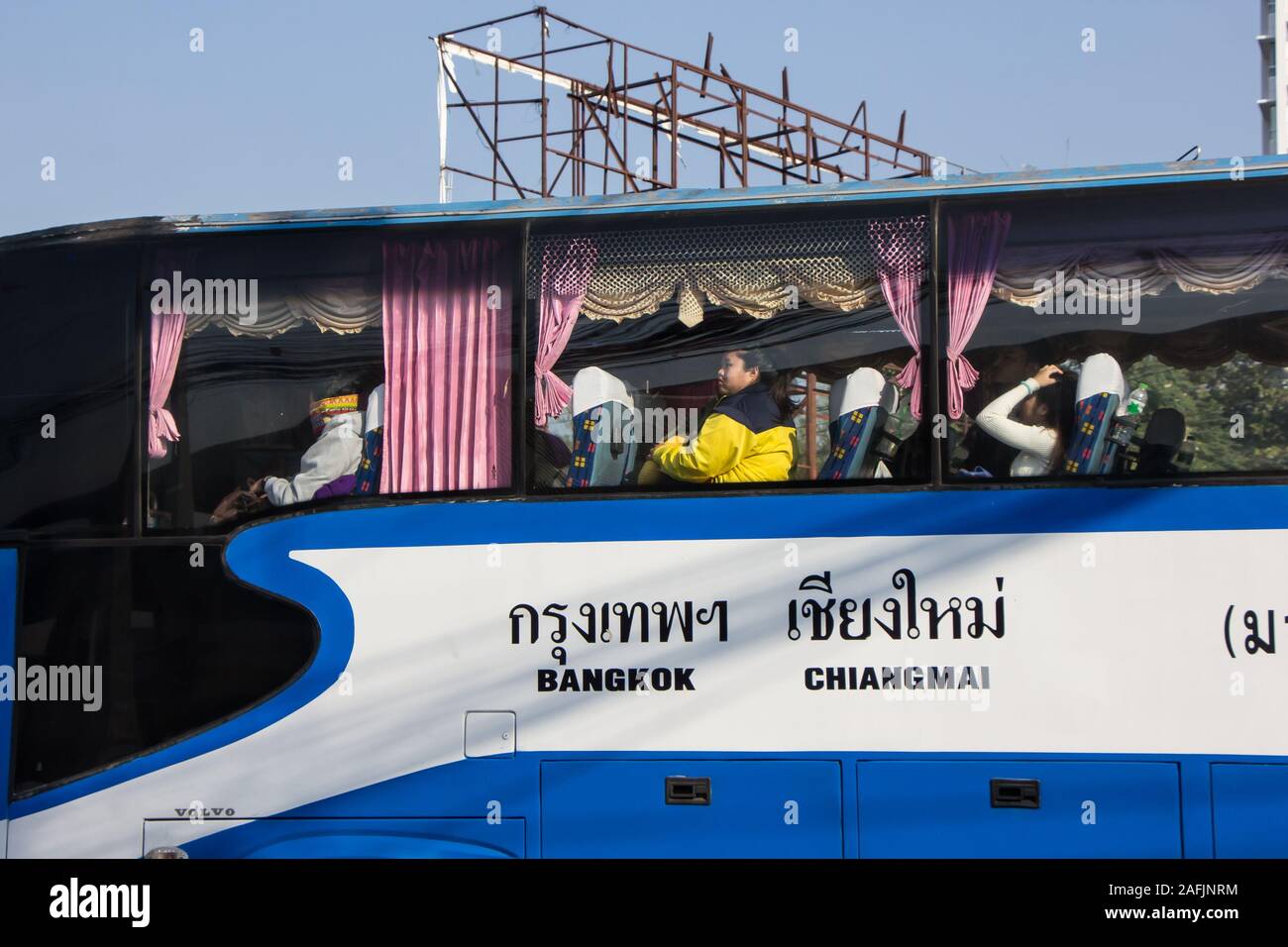 Chiangmai, Thailand - 14. Dezember 2019: Volvo Bus von cherdchai Tour Company Bus. Route Bangkok und Chiang Mai. Foto bei Chiangmai bus station. Stockfoto