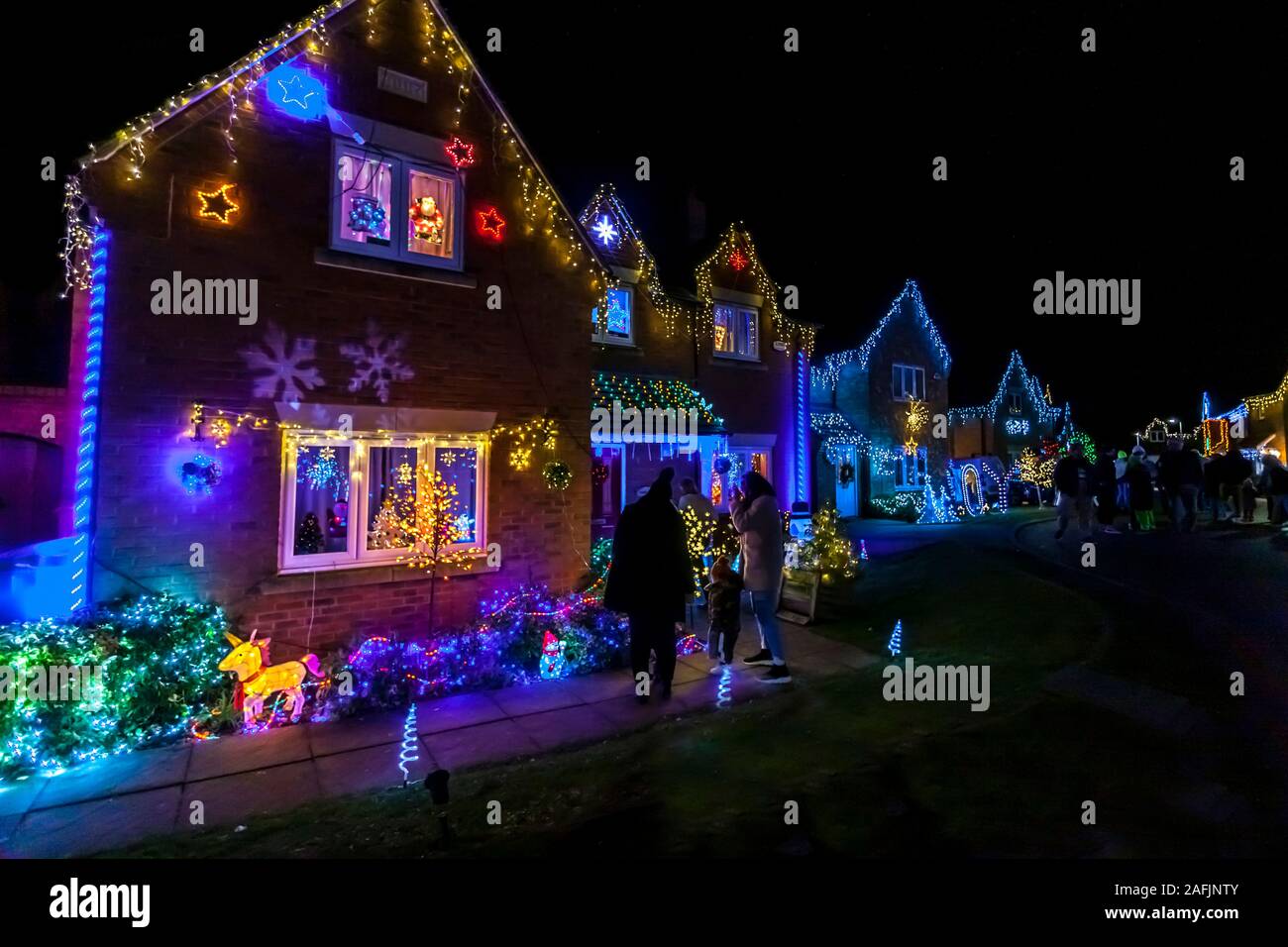 Burton Latimer hohlen Holz Straße, Northamptonshire, 15. Dezember 2019, 28 Häuser lite mit Weihnachtsbeleuchtung über Weihnachten lokal bekannt Stockfoto