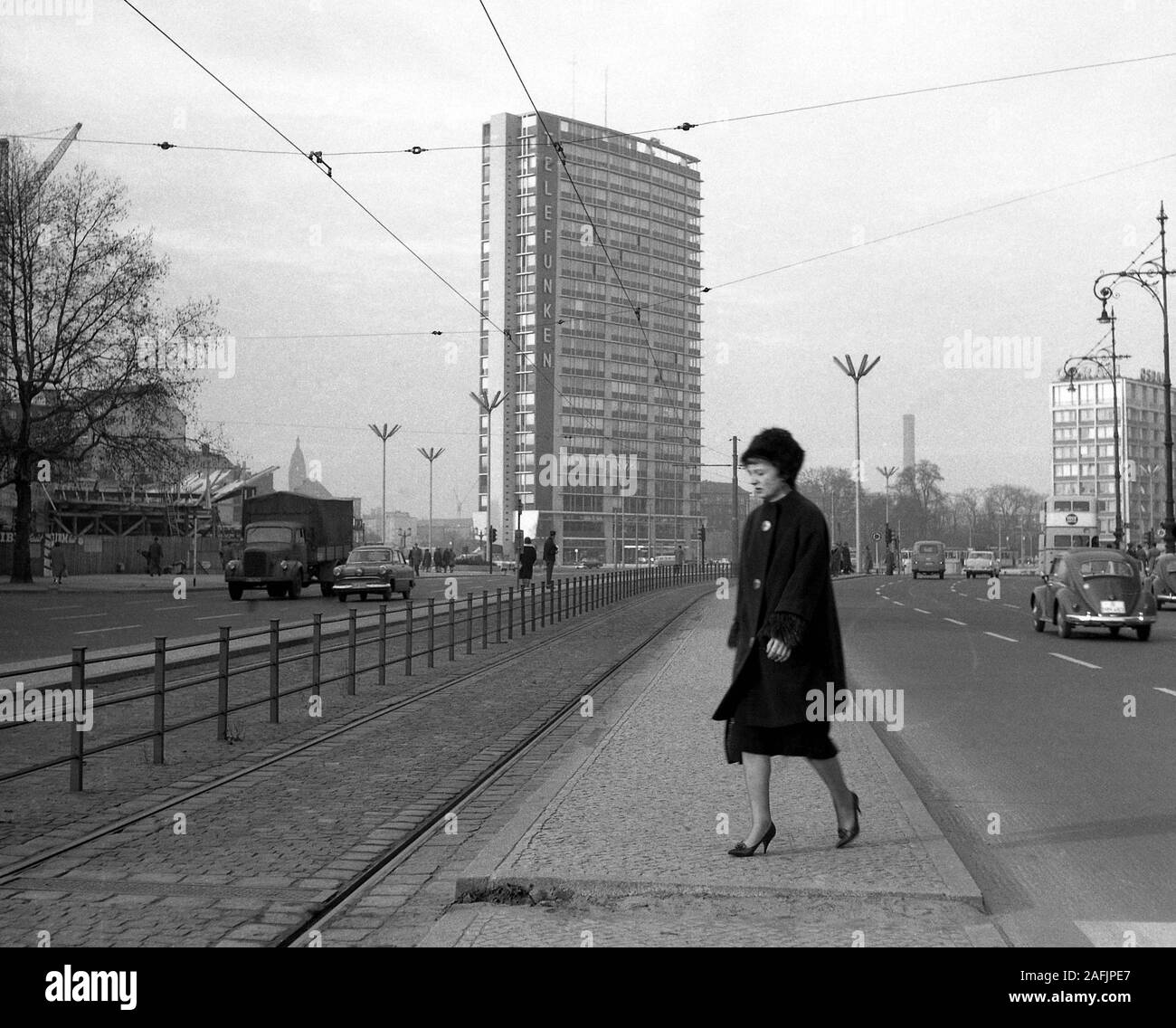 Telefunken-Tower am Ernst-Reuter-Platz in Berlin Charlottenburg und vor  einer Frau mit Mantel, Hut und High Heels Stockfotografie - Alamy