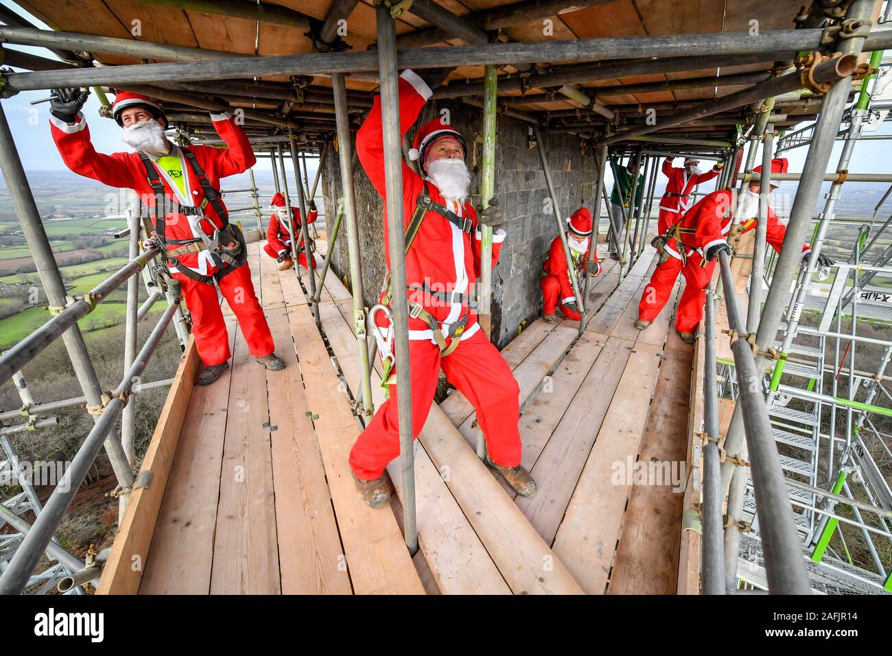 Gerüstbauer in die festliche Stimmung und Kleid in Santa outfits wie sie  Gerüst rund um die Wellington Monument in den Blackdown Hills konstruieren,  in der Nähe von Wellington Somerset, wo die Grad