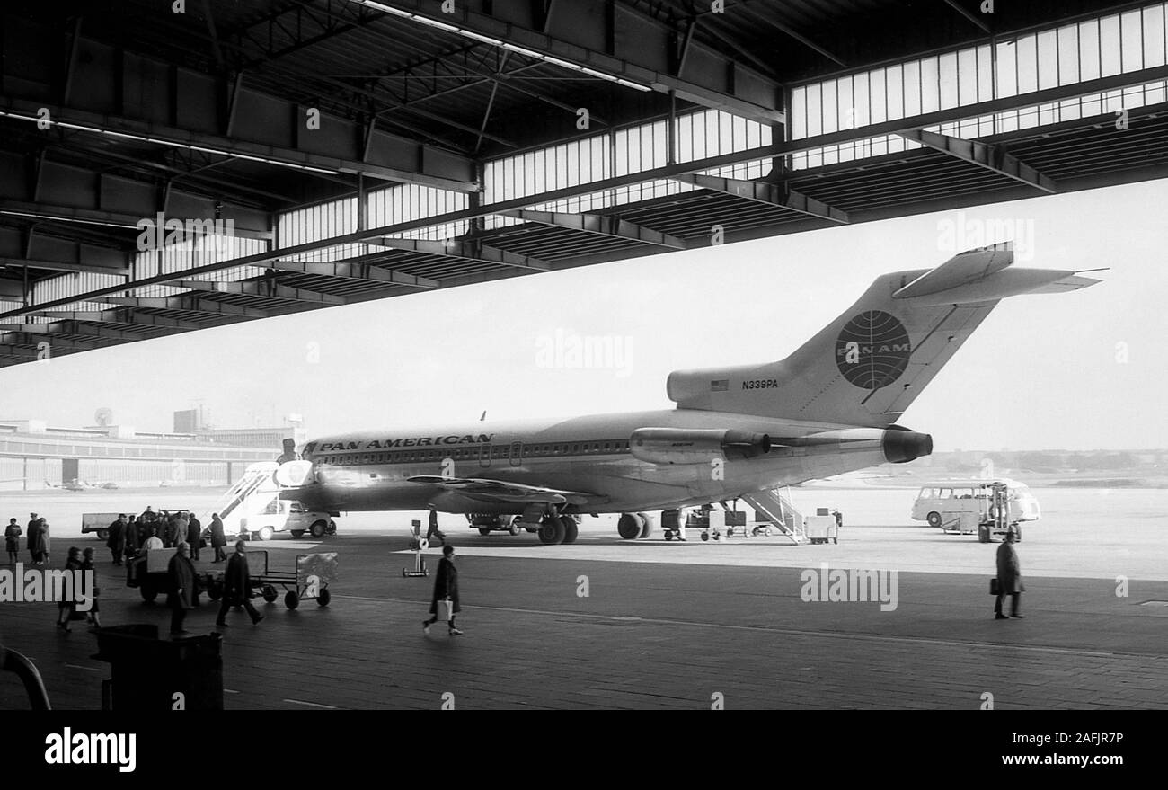 Der Flughafen Berlin Tempelhof: Passagiere und ein Flugzeug der Pan ...