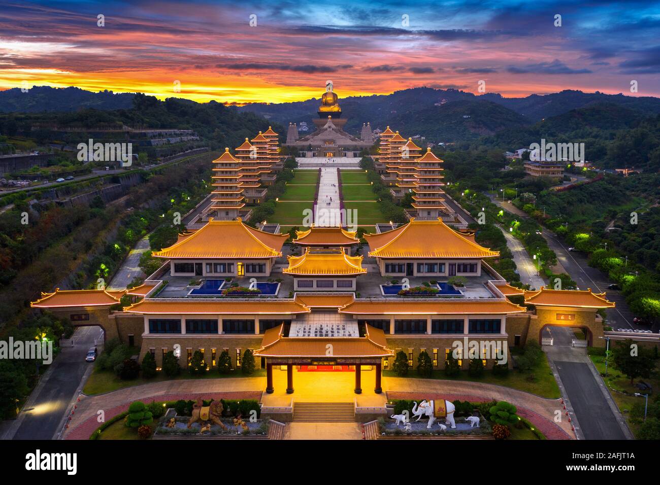 Sonnenuntergang bei Fo Guang Shan Buddha Tempel in Kaohsiung, Taiwan. Stockfoto