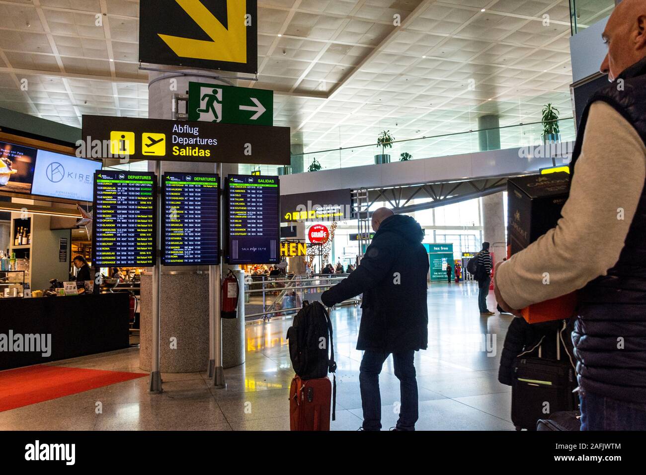 Fahrgäste im Abflugbereich am Flughafen von Malaga, Spanien. Stockfoto