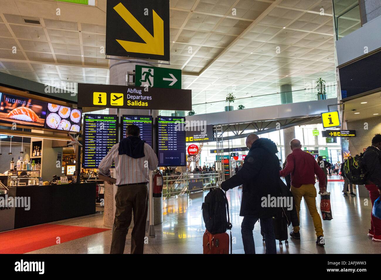 Fahrgäste im Abflugbereich am Flughafen von Malaga, Spanien. Stockfoto