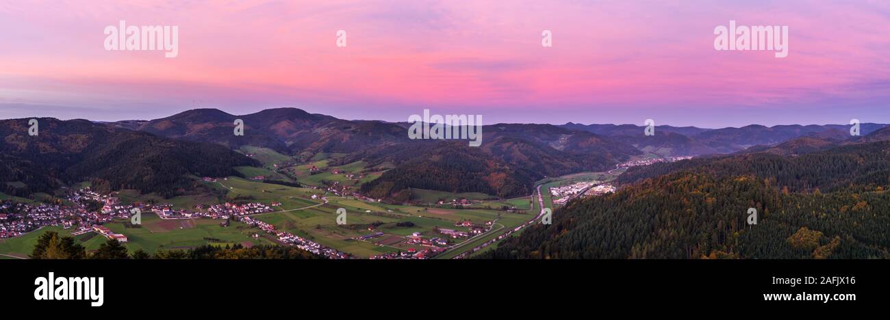 Deutschland, XXL Panorama der rote Nachglimmen Himmel nach Sonnenuntergang, Luftbild oben Kinzigtal Dörfer, hausach und fischerbach Baum Berge Stockfoto