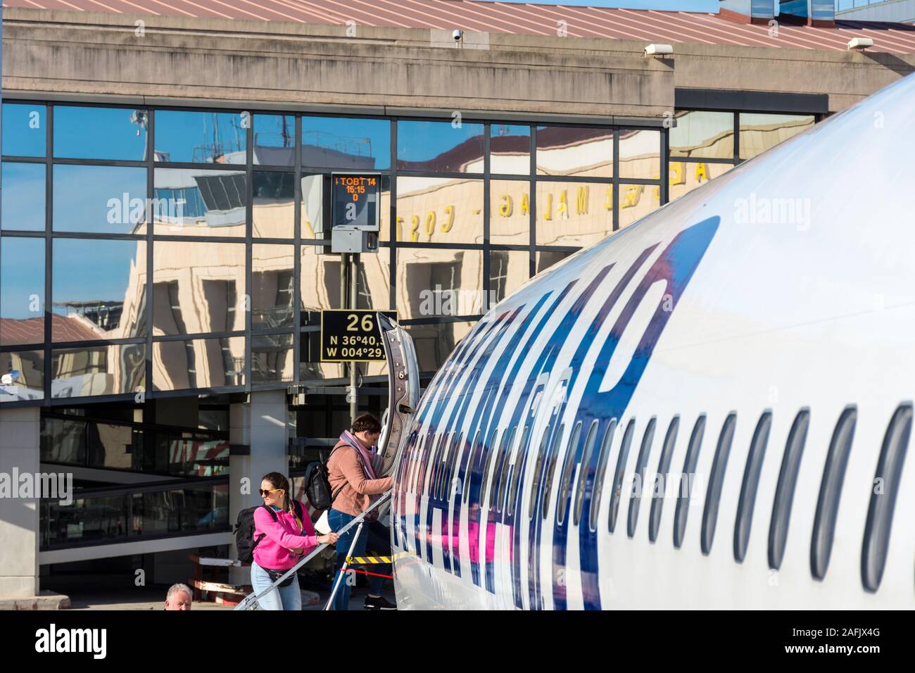 Die Passagiere an Bord eines Ryanair am Flughafen Malaga, Spanien Stockfoto