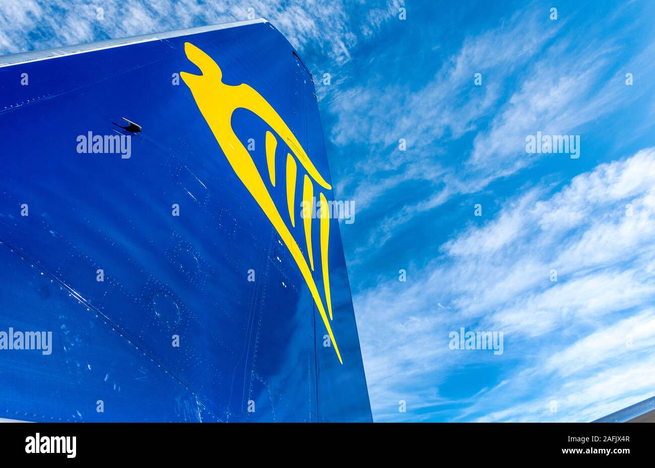 Heckflosse oder Segel einer Ryanair Boeing 737-800 Flugzeuge der Serie zeigen Firmenlogo Harfe Design. Stockfoto