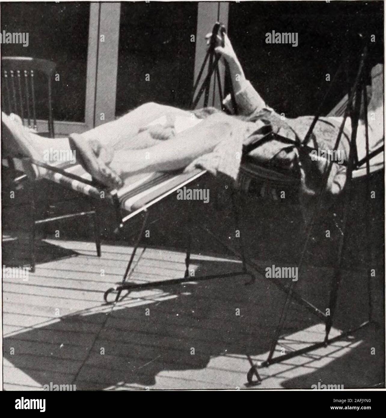 . Transaktionen der Amerikanischen klimatologische und klinische Assoziation.. Auf der thesolar Energie auf den menschlichen Körper kann hilfreich sein. Die Strahlen der Sonne, die auf die Haut eines thewhite Rennen erste erzeugen eine Überlastung durch eine irrita- oder brennen, wenn lange genug fortgesetzt. Diese erste conges-, wenn nicht bis zu dem Punkt, der Irritation oder destructionof der äußeren Schicht der Haut, ist von Vorteil für den Körper inseveral Weisen. Die kutane Schiffe sind geweitet, internalcongestion ist erleichtert, die allgemeine Zirkulation von Blut andlymph wird angeregt, die Herzen Aktion unterstützt und die Kid-Ney Stockfoto