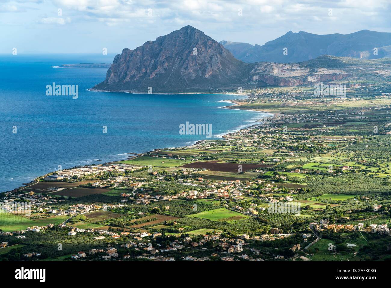 Blick vom Monte Erice in Monte Cofano und die Küste, Erice, Trapani, Sizilien, Italien, Europa | Blick vom Monte Erice zu Monte Cofano und die Coa Stockfoto