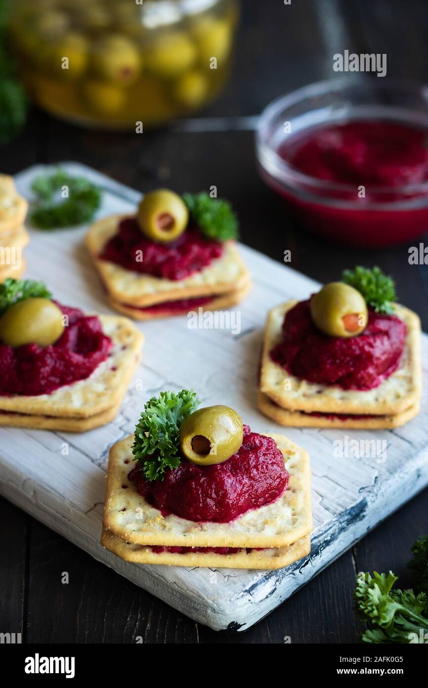 Rote Bete mit Oliven gefüllt mit Paprika auf Cracker. Original portioniert Appetizer für eine Partei oder ein Bankett. Stockfoto