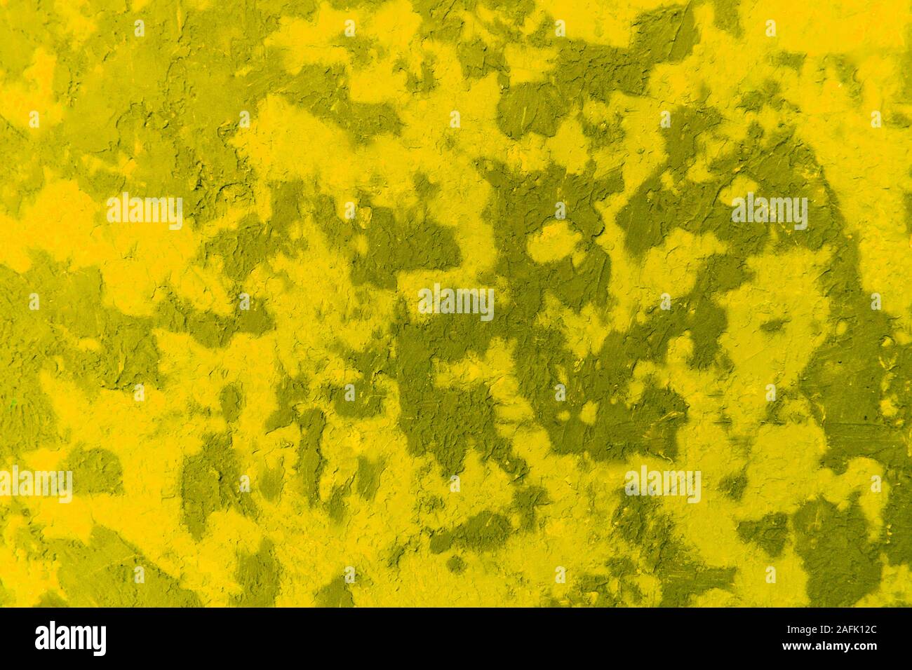 Helle abstrakte Textur von nassem Gips an der Wand, gelbe Farbe und seine Farben. Stockfoto