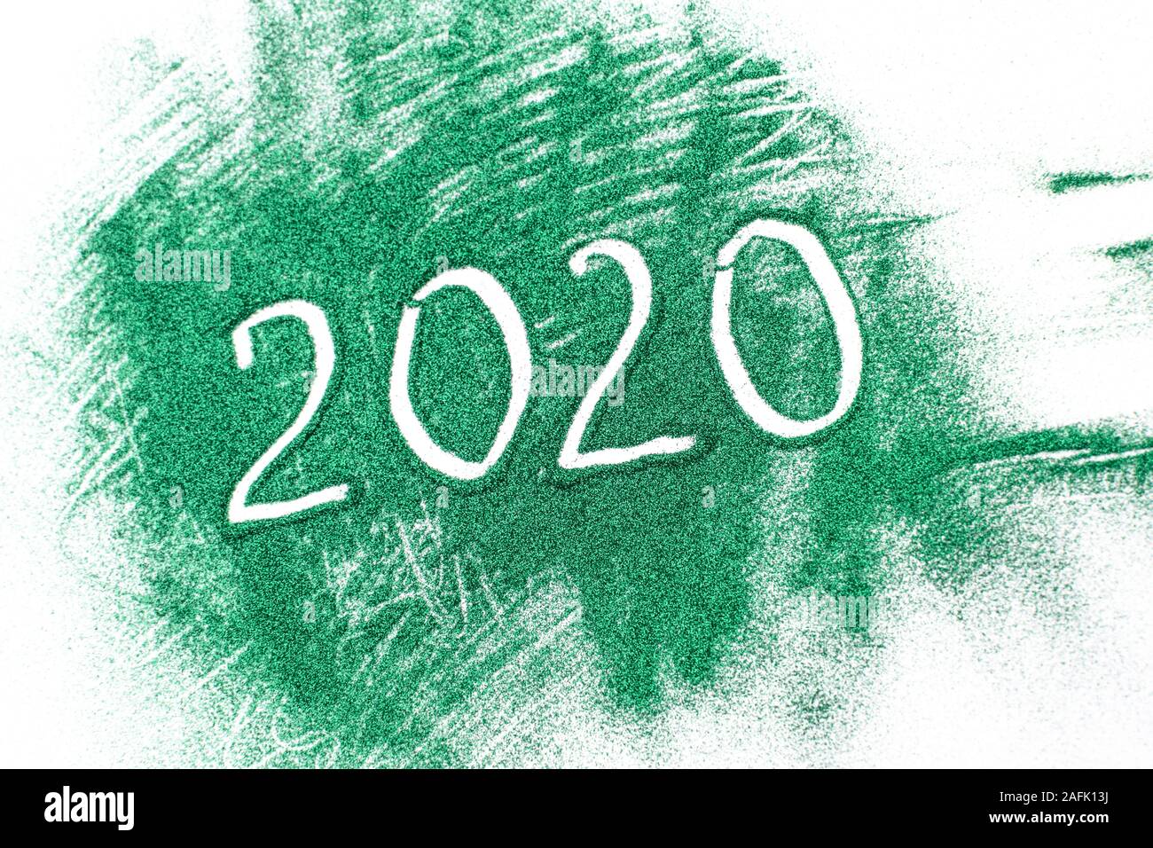 Inschrift 2020 auf einem Hintergrund von verstreuten Grün glänzend funkelt auf dem weißen Hintergrund. Stockfoto
