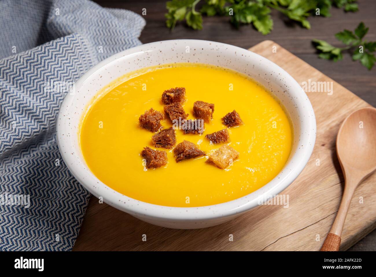 Karotten creme Suppe mit Croutons auf hölzernen Tisch. Gesunde Ernährung Stockfoto