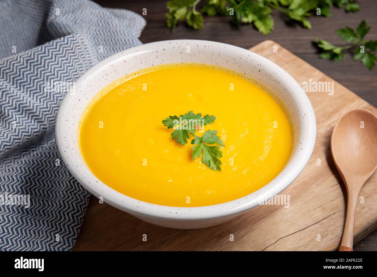 Karotten Cremesuppe auf hölzernen Tisch. Gesunde Ernährung Stockfoto