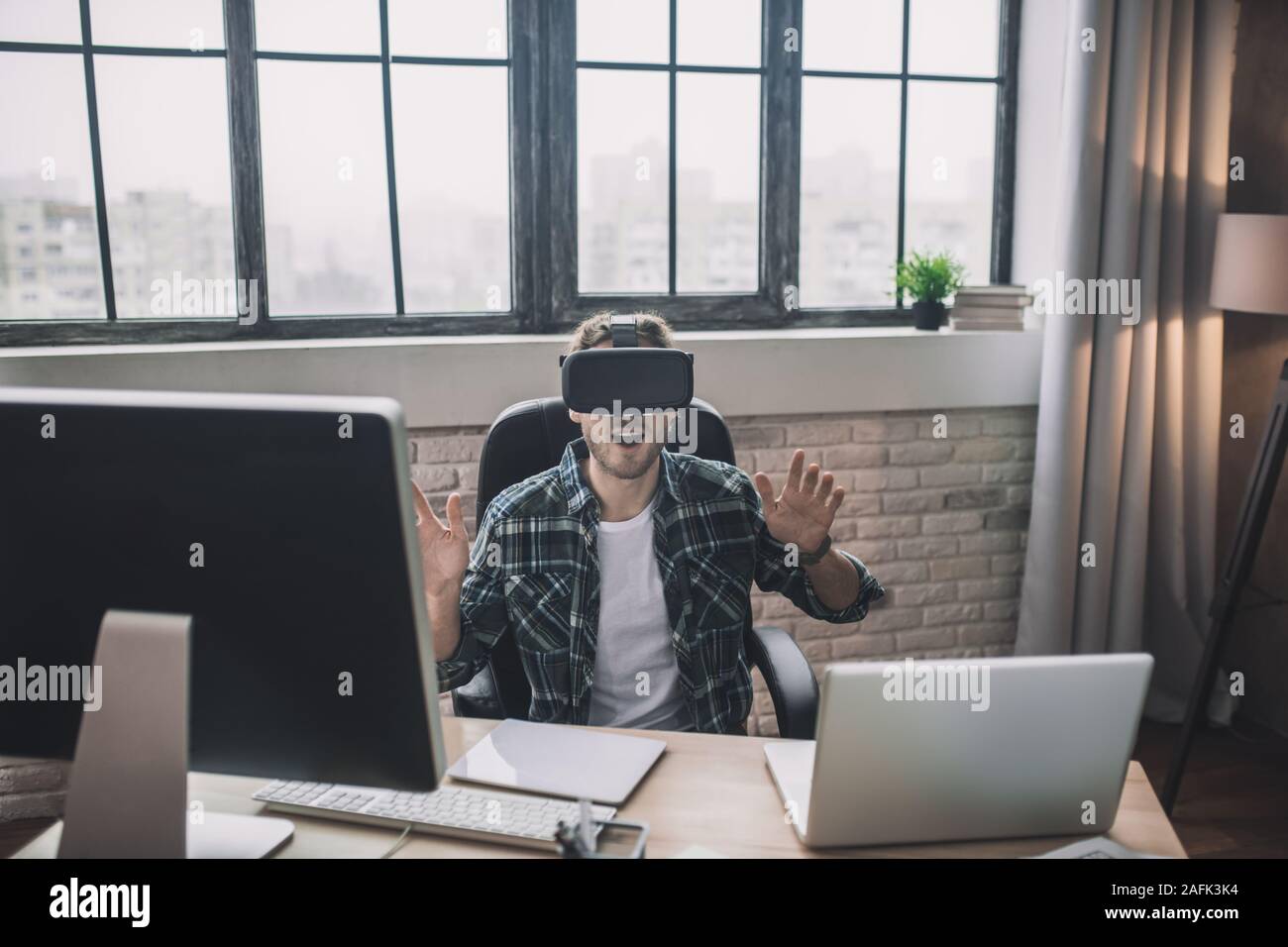 Menschen fühlen sich durch neuartige VR-Technologien beeindruckt Stockfoto