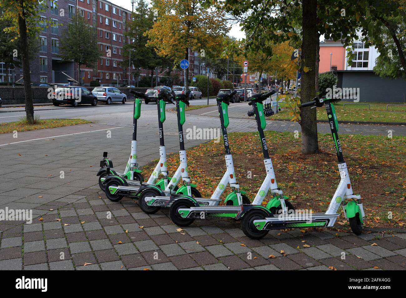 Elektrische kick Fahrräder sind eine moderne Form der öffentlichen Verkehrsmittel. In der Regel per Smartphone App sie genutzt werden kann, bedienen. Stockfoto