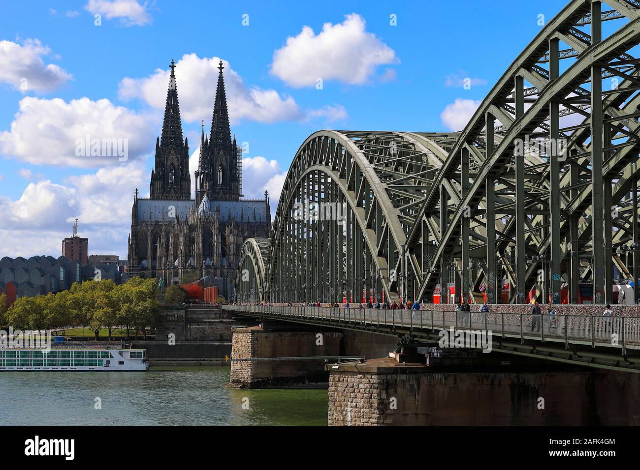 Iconic anzeigen in Köln ist die Kuppel. Normalerweise über Rhein und einschließlich der Hohenzollern Brücke gesehen. Stockfoto