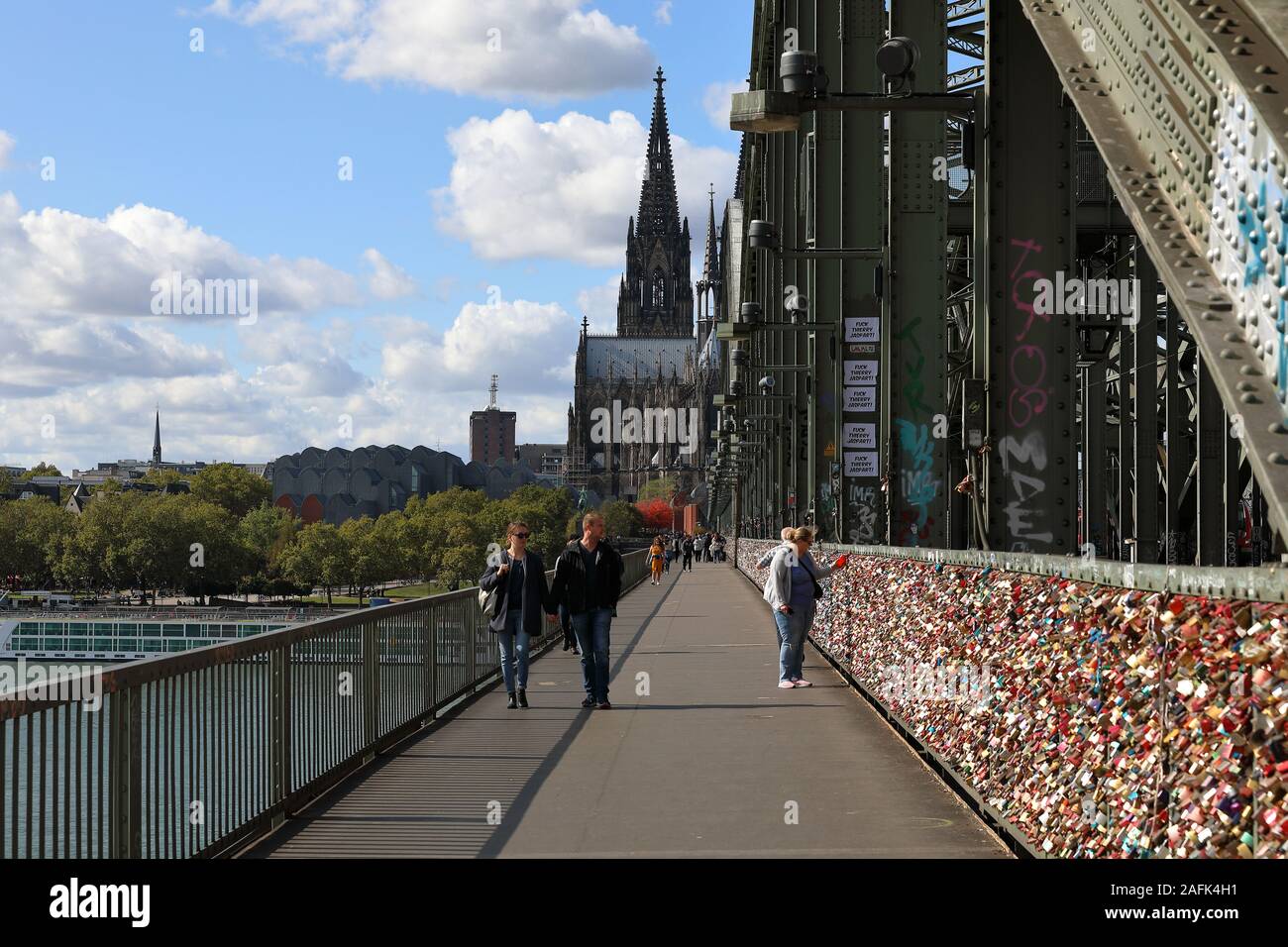 Iconic anzeigen in Köln ist die Kuppel. Normalerweise über Rhein und einschließlich der Hohenzollern Brücke gesehen. Stockfoto