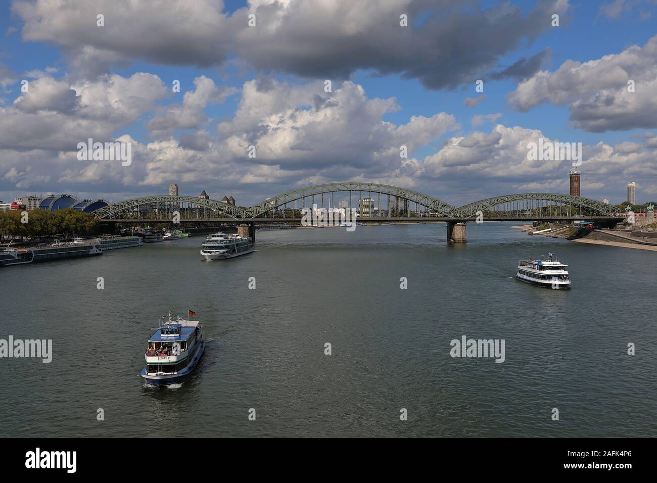 Rhein ist eine aktive Transportroute in Deutschland. Waren und Personen sind mit Fluss Boote transportiert. Stockfoto