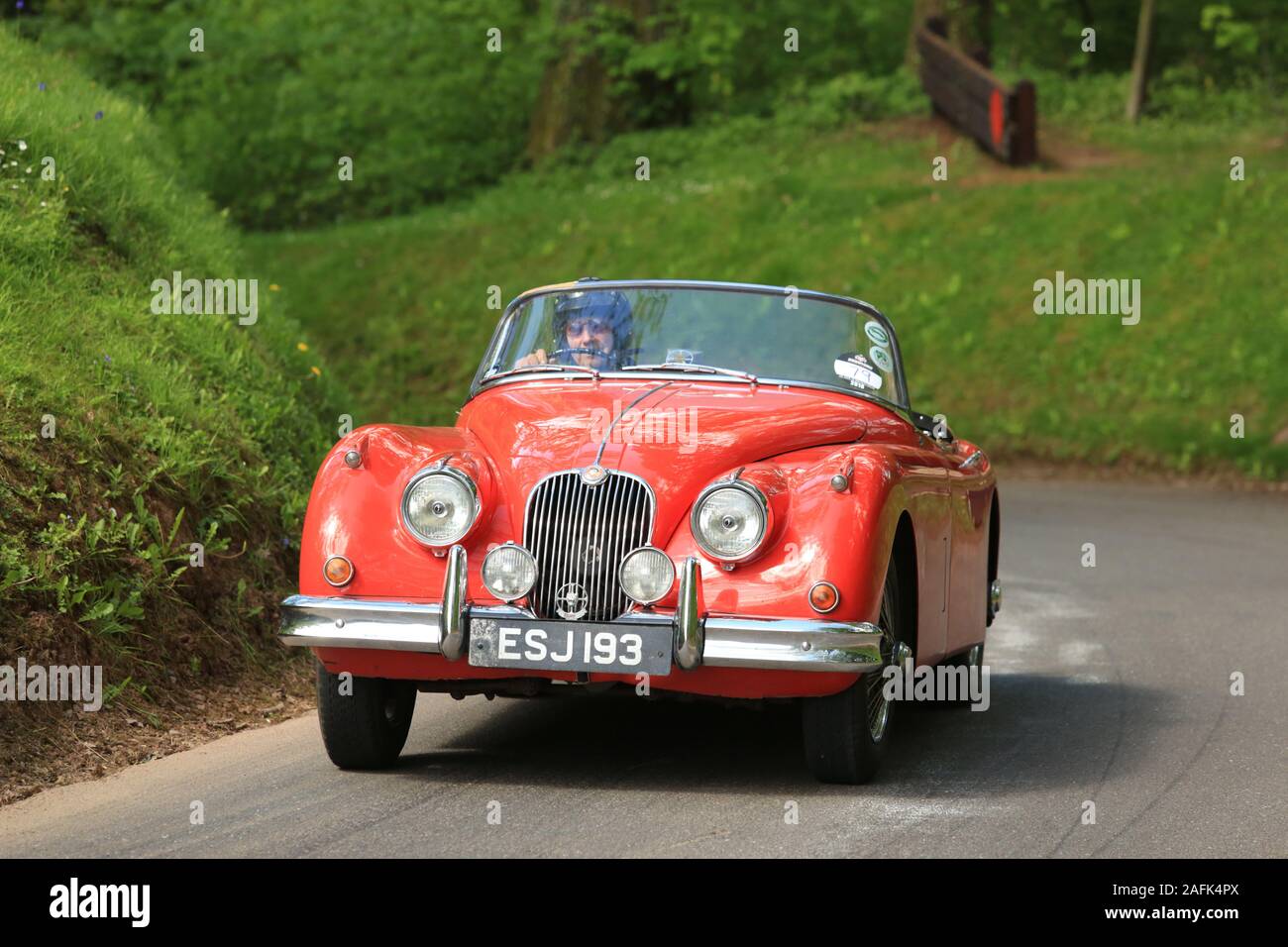 Ein rotes 1958 Jaguar XK150 bei Bergrennen Shelsley Walsh, UK. Stockfoto