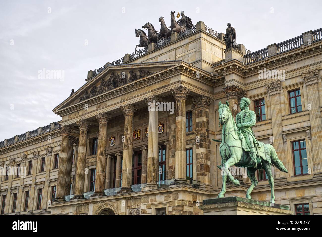 Einkaufszentrum Palace Arkaden in Braunschweig, Deutschland. Skulptur von Friedrich Wilhelm, Herzog von Braunschweig-wolfenbüttel und Quadriga auf dem Dach. Stockfoto