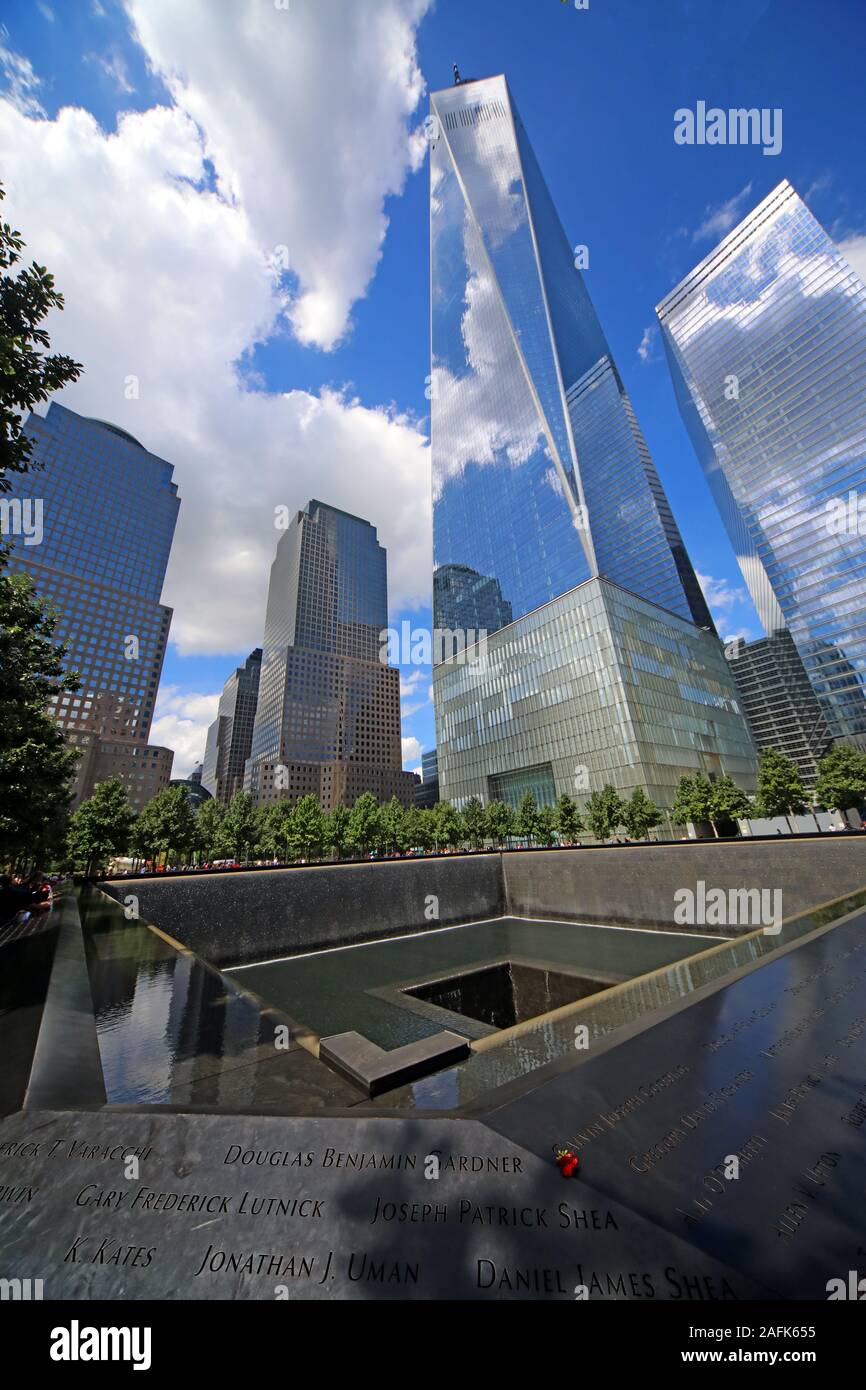 11. September - 0911 - National September 11 Memorial North Tower Fountain, mit Einem World Trade Center, Lower Manhattan, New York City, NY, USA Stockfoto