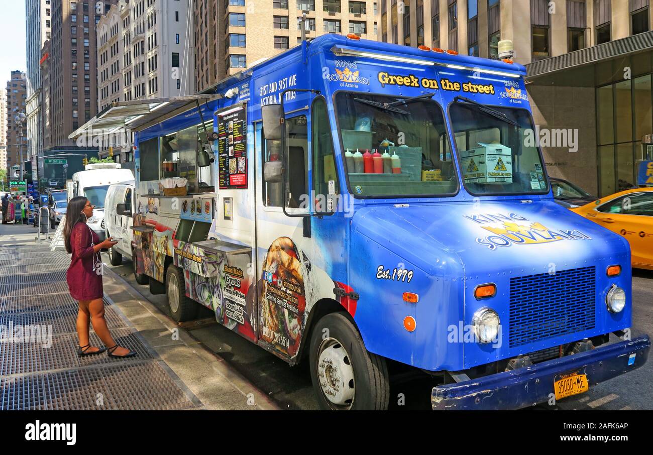 Griechisch auf der Straße, Fast-Food-Van, Giros, König Souvlaki, mit Kundenbestellung, Manhattan Street Vendor, New York City, NYC, NY, USA Stockfoto