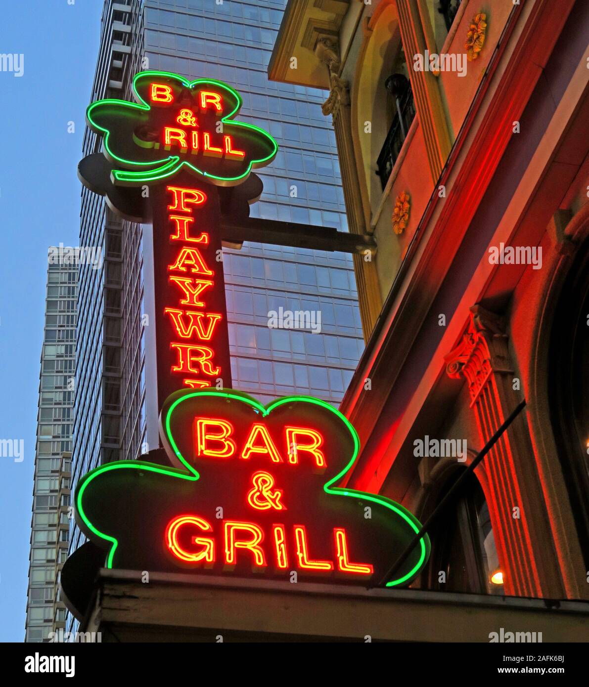 New York American, Irish Bar and Grill, Playwright Bar Grill New york, Neonschild in der Abenddämmerung, 202 W 49. St. New York, NY 10019, USA Stockfoto