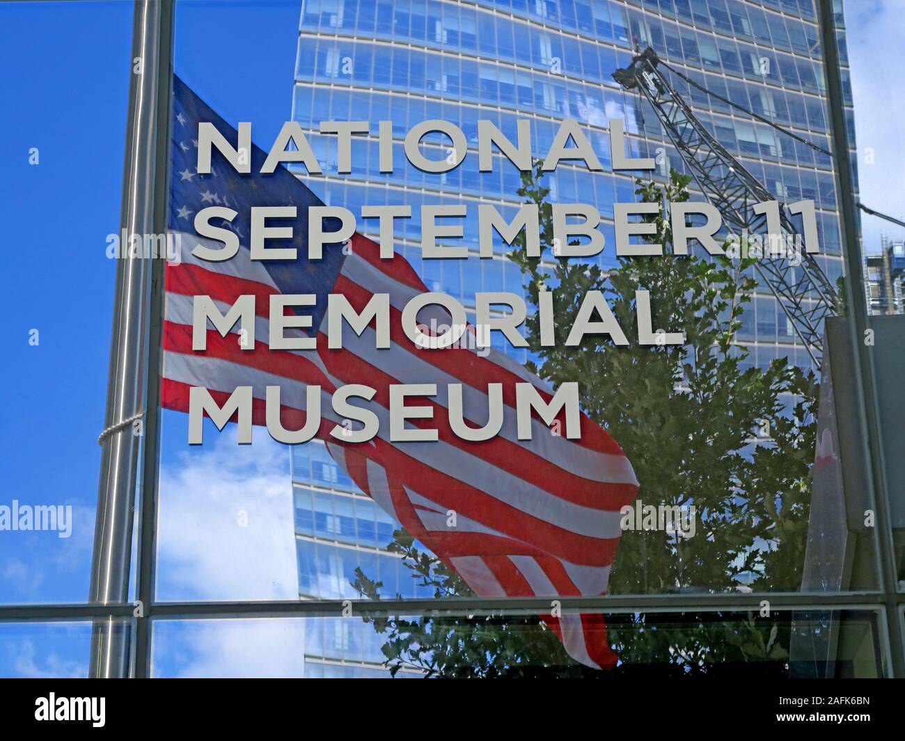 11. September - 0911 - National September 11 Memorial Museum, One World Trade Center, Lower Manhattan, New York City, NY, USA mit Stars und Stripes Flag Stockfoto
