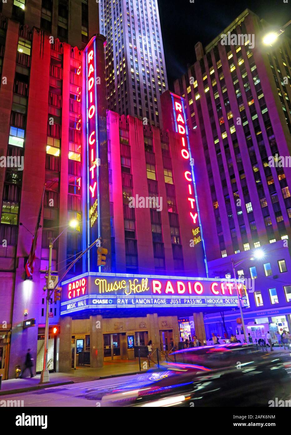 Radio City Music Hall Fassade New York, 1260 Avenue of the Americas (Sixth Avenue), Manhattan, New York City, NY, USA in der Nacht, Neonlichter Stockfoto