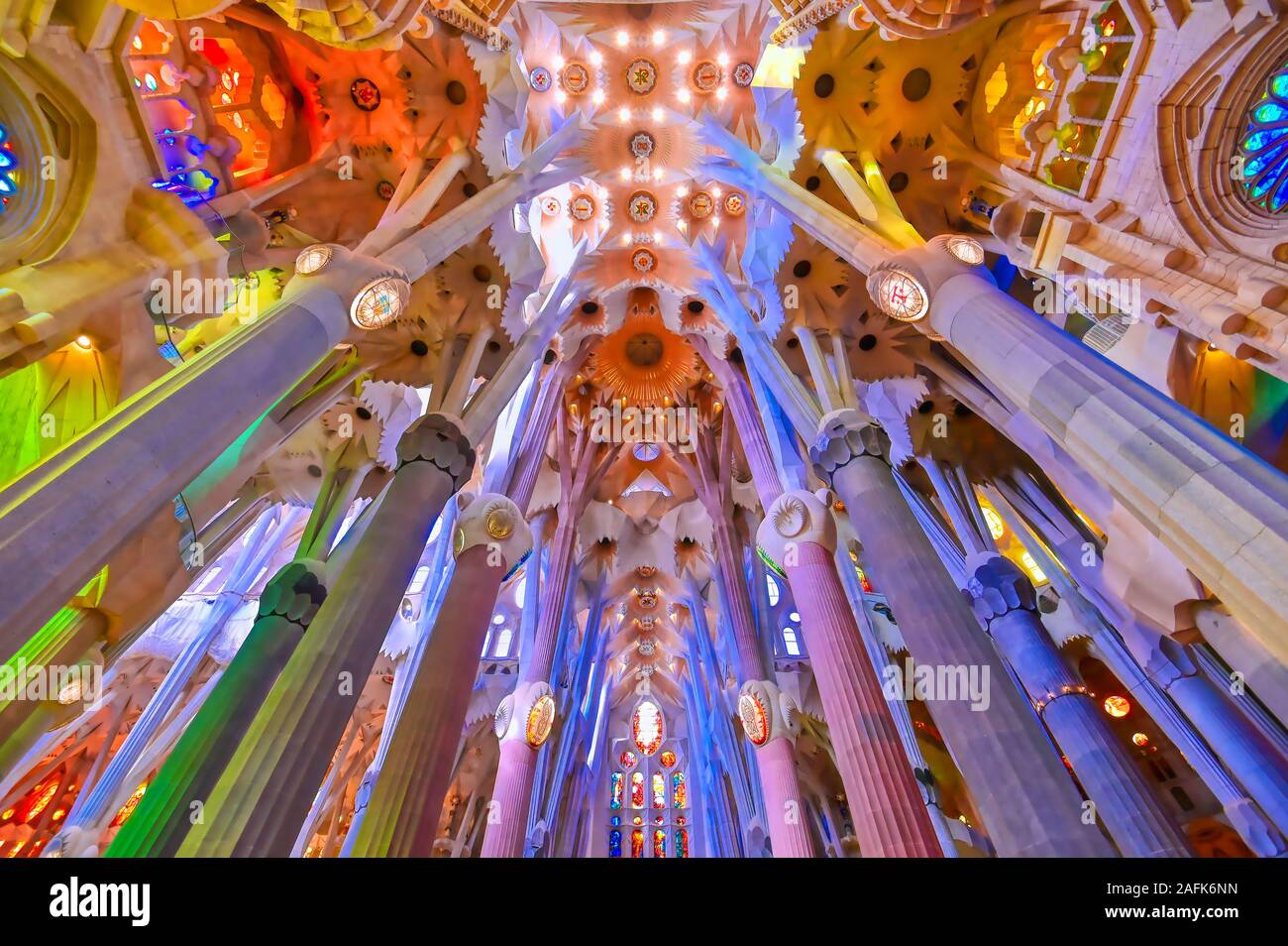 Barcelona, Spanien - 15. Juni 2019 - Der Innenraum der Kapelle der Sagrada Familia, deren Bau 1882 begann. Stockfoto