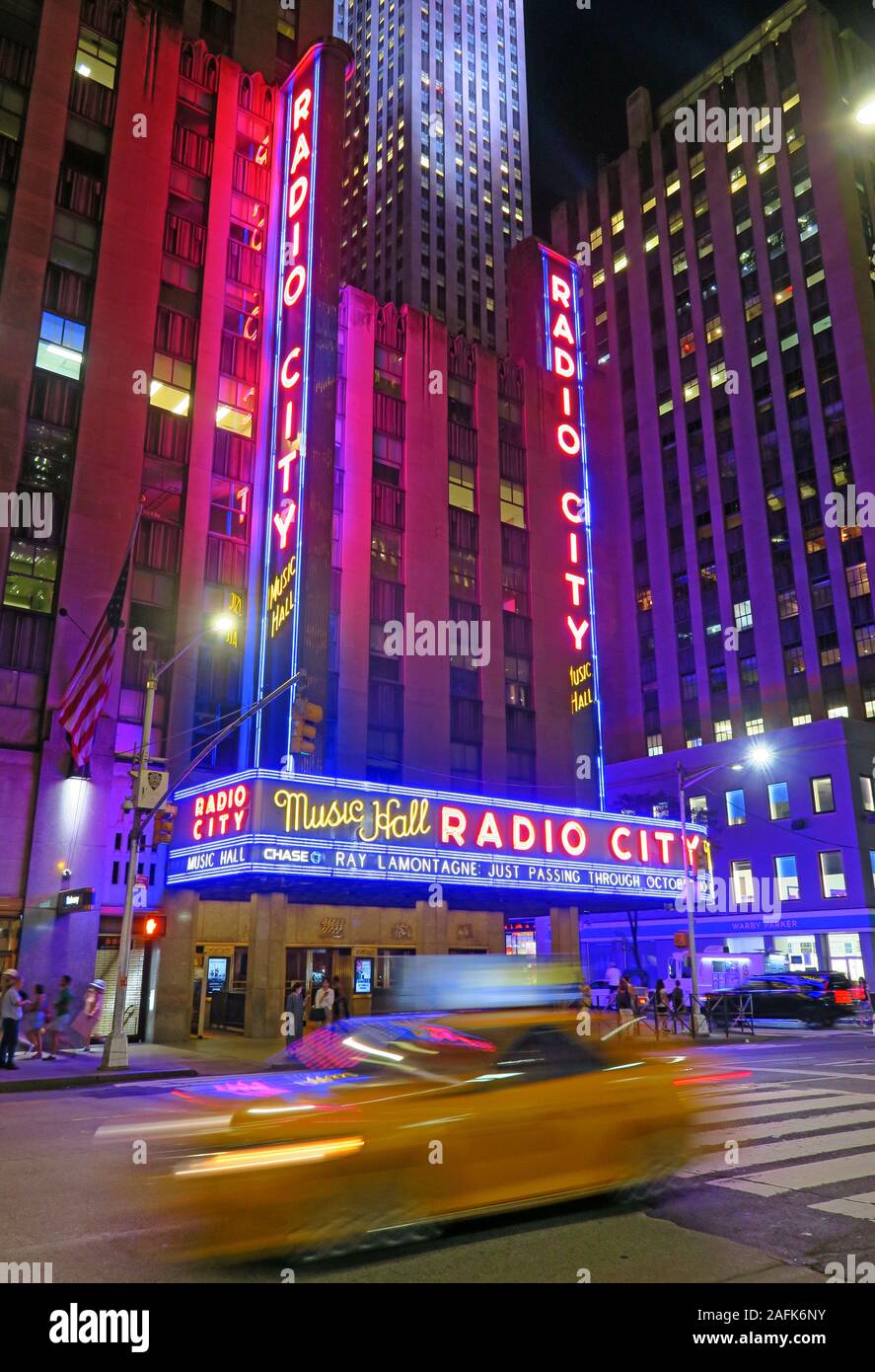 Radio City Music Hall Fassade New York, 1260 Avenue of the Americas (Sixth Avenue), Manhattan, New York City, NY, USA in der Nacht, Neonlichter Stockfoto