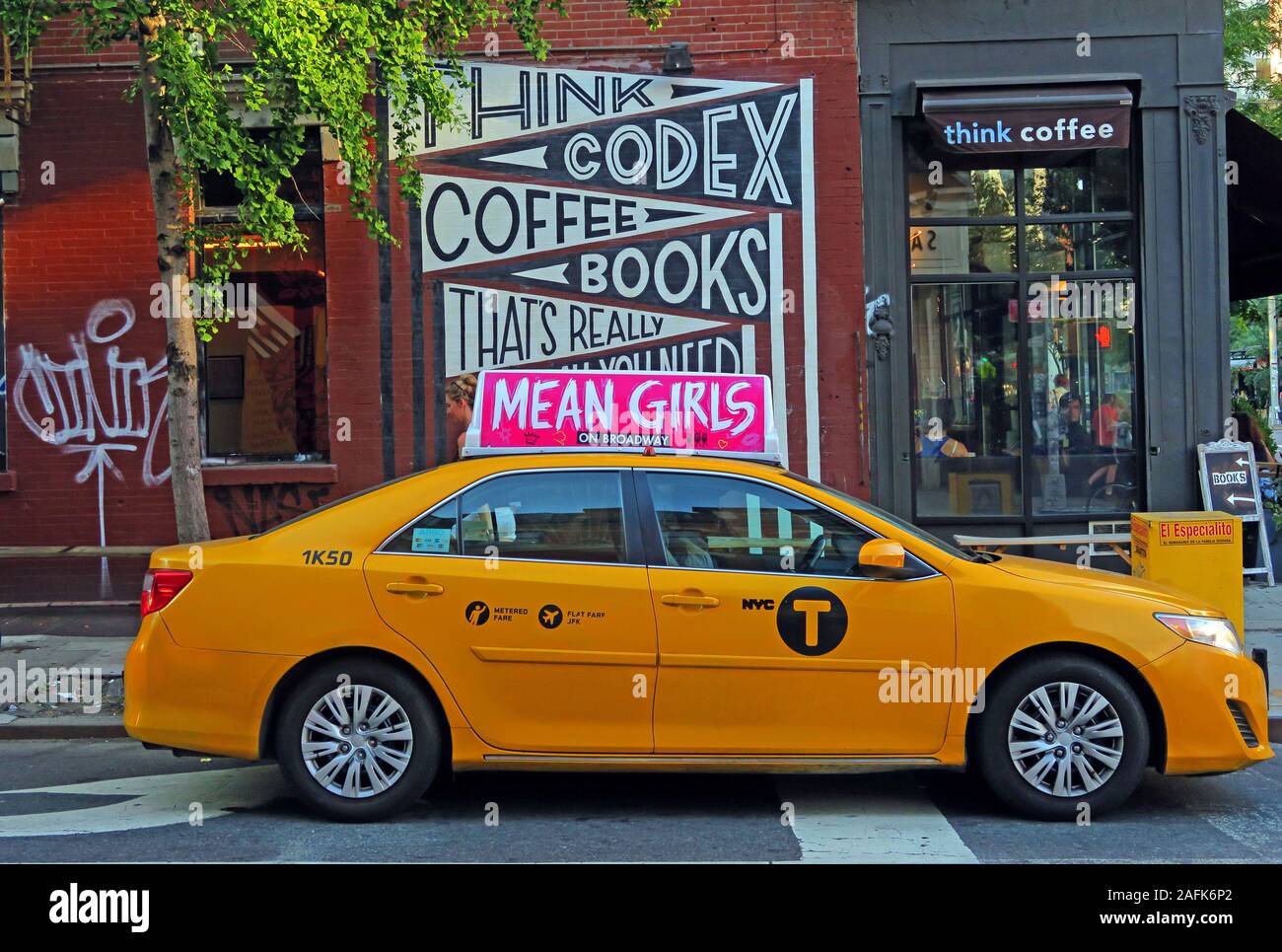 NYC Yellow Cab, 1K50, Think Coffee, Think, Codex, Kaffee, Bücher, Mean Girls, Taxifahrer, Manhattan, New York, New York City, NY, Bundesstaat, USA, USA Stockfoto