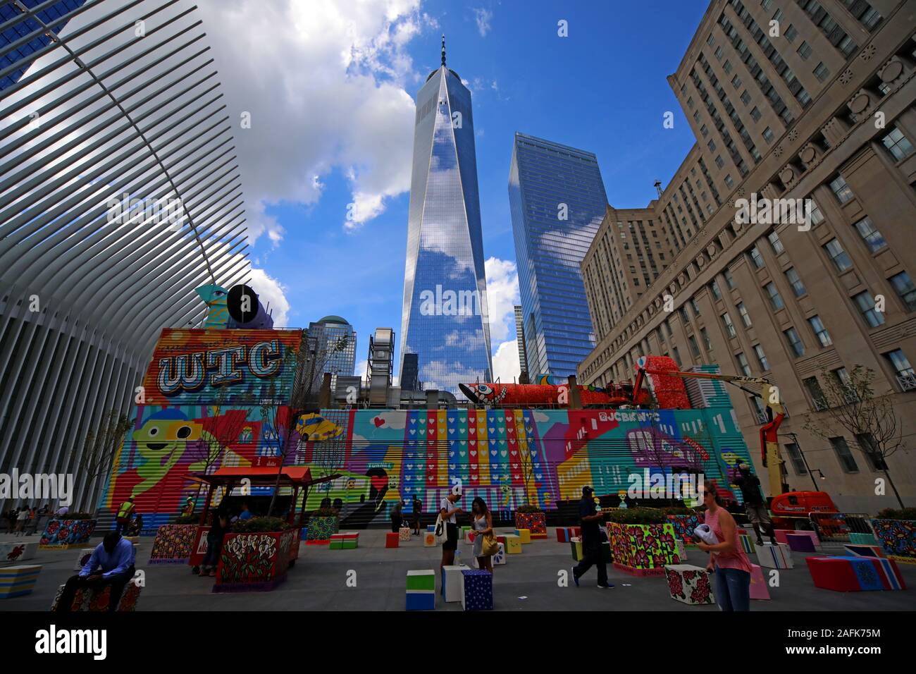 WTC, World Trade Center Place, New York City, NYC, New York State, USA, mit Büroblöcken im Hintergrund Stockfoto