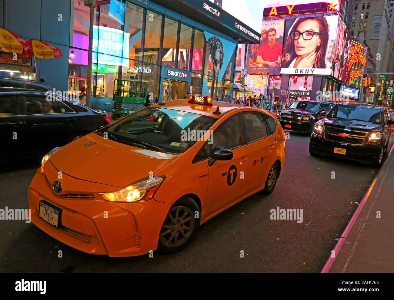 Yellow Cab 7K63 bei Nacht, Times Square, Manhattan, New York City, NY, USA Stockfoto