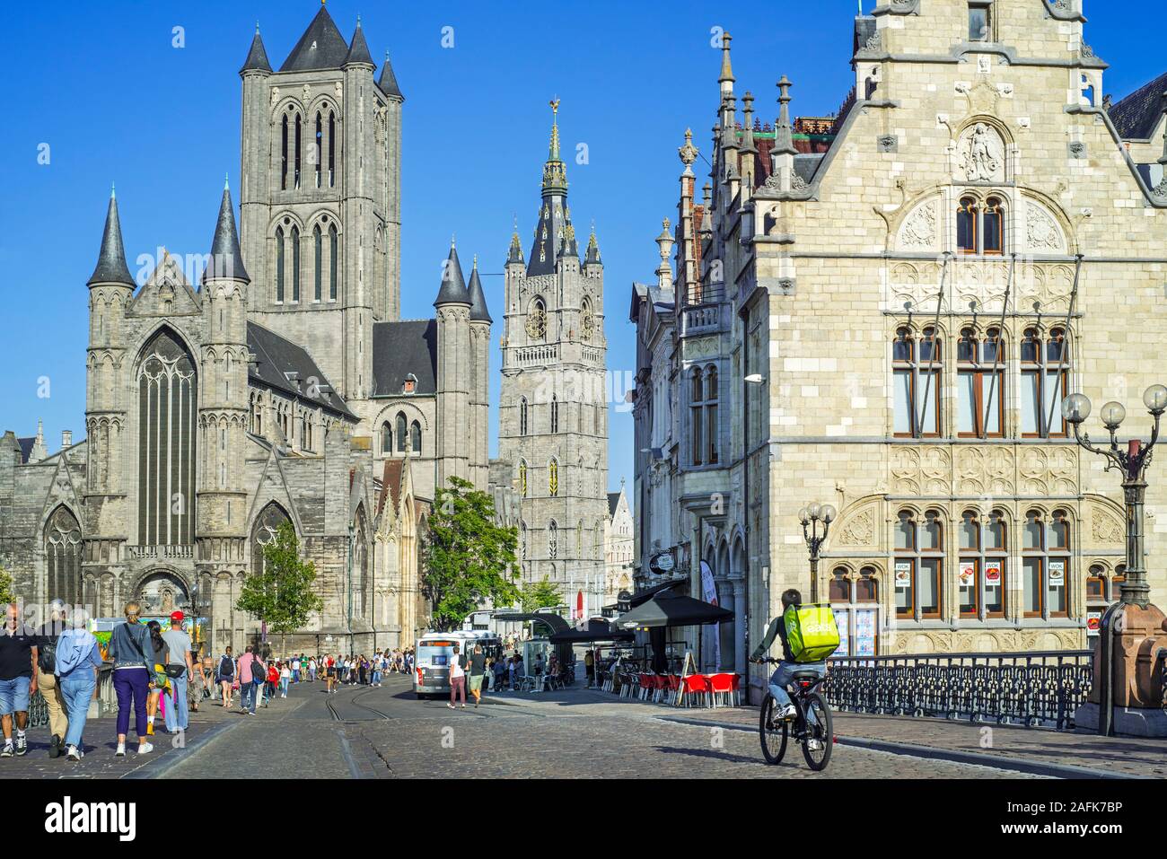 UberEATS/Uber isst Fahrradkurier und Touristen wandern in der Fußgängerzone in der historischen Altstadt von Gent, Flandern, Belgien Stockfoto