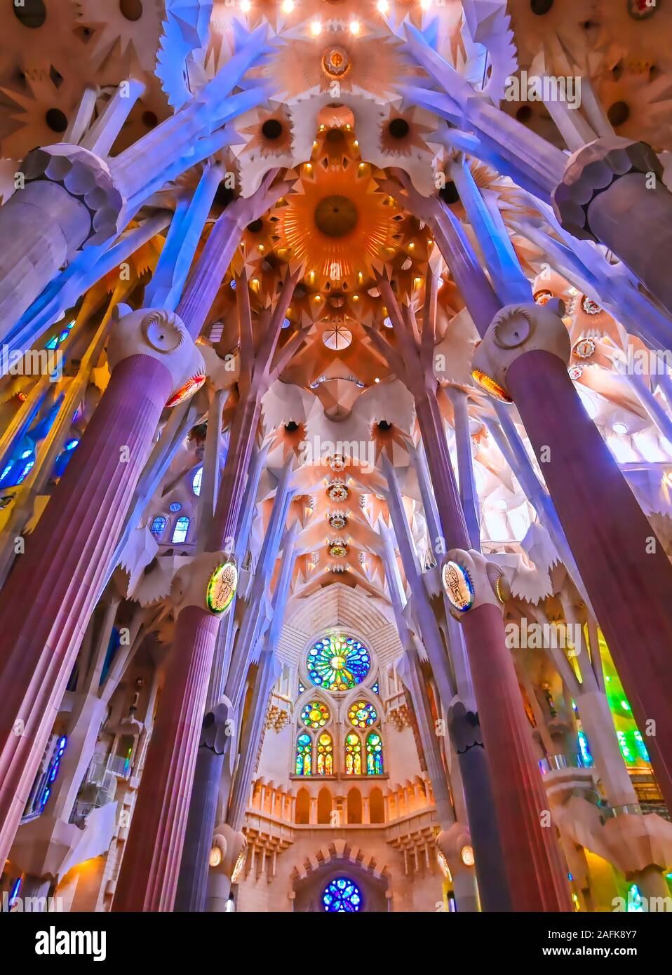 Barcelona, Spanien - 15. Juni 2019 - Der Innenraum der Kapelle der Sagrada Familia, deren Bau 1882 begann. Stockfoto