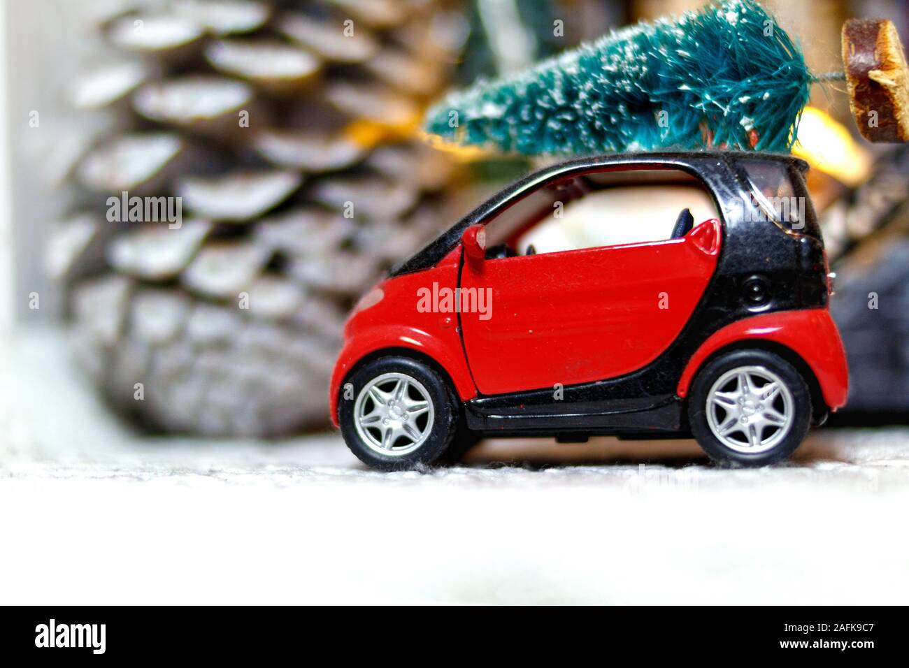 Bying einen Weihnachtsbaum mit roten Auto-2 Stockfoto
