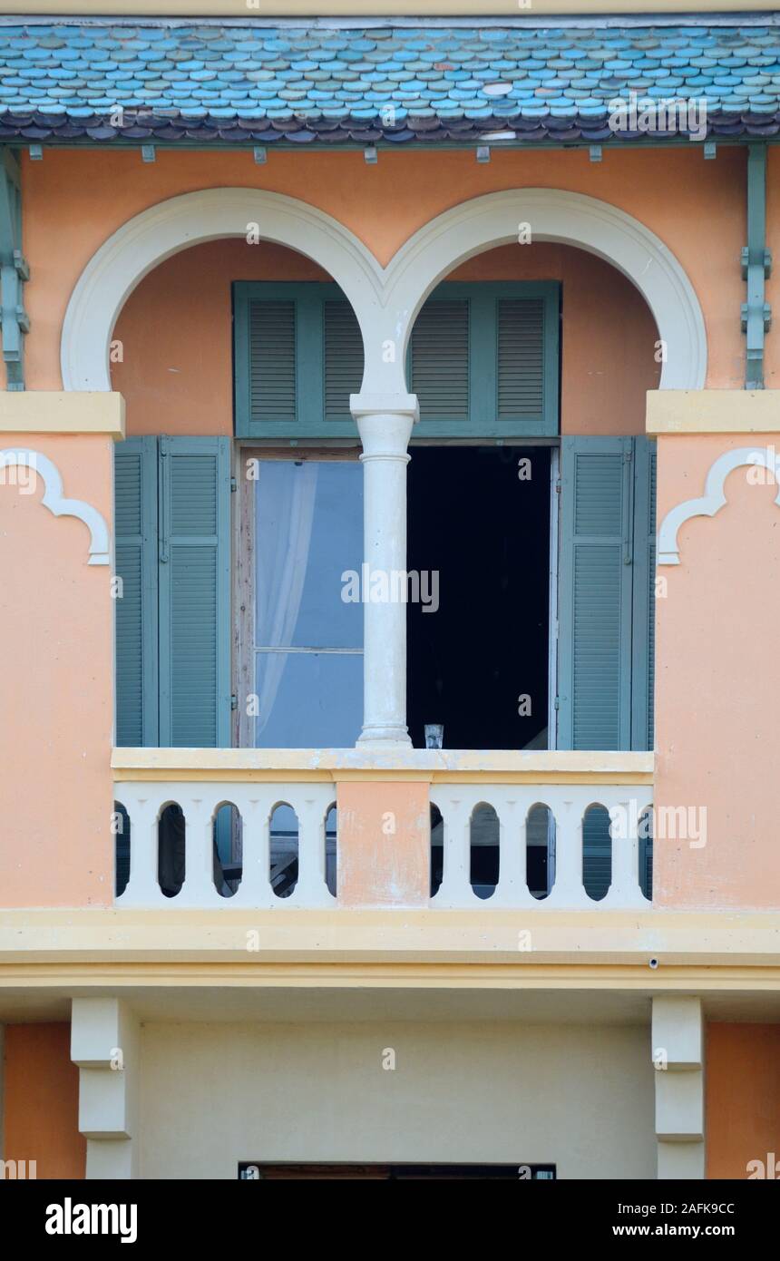 Im maurischen Stil oder orientalischen Horseshoe Arch Fenster der Maurischen Revival Architektur, Villa Mauresque Hotel Cavalière Var Provence Frankreich Stockfoto