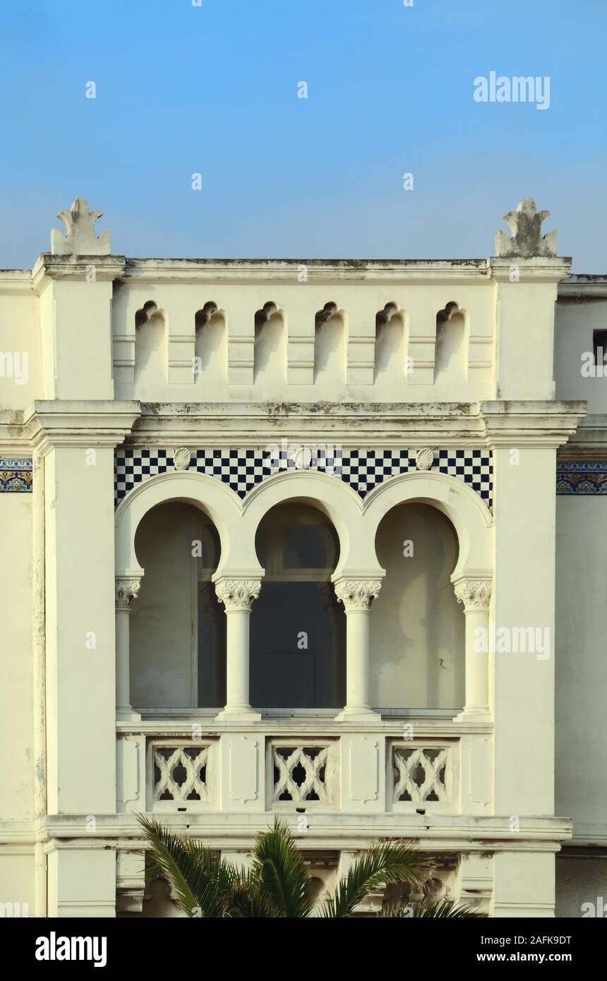 Orientalische oder maurischen Stil Triple Fenster wih Hufeisenbögen am Institut Michel Pacha (1900), Tamaris, La Seyne-sur-Mer Var Provence Frankreich Stockfoto
