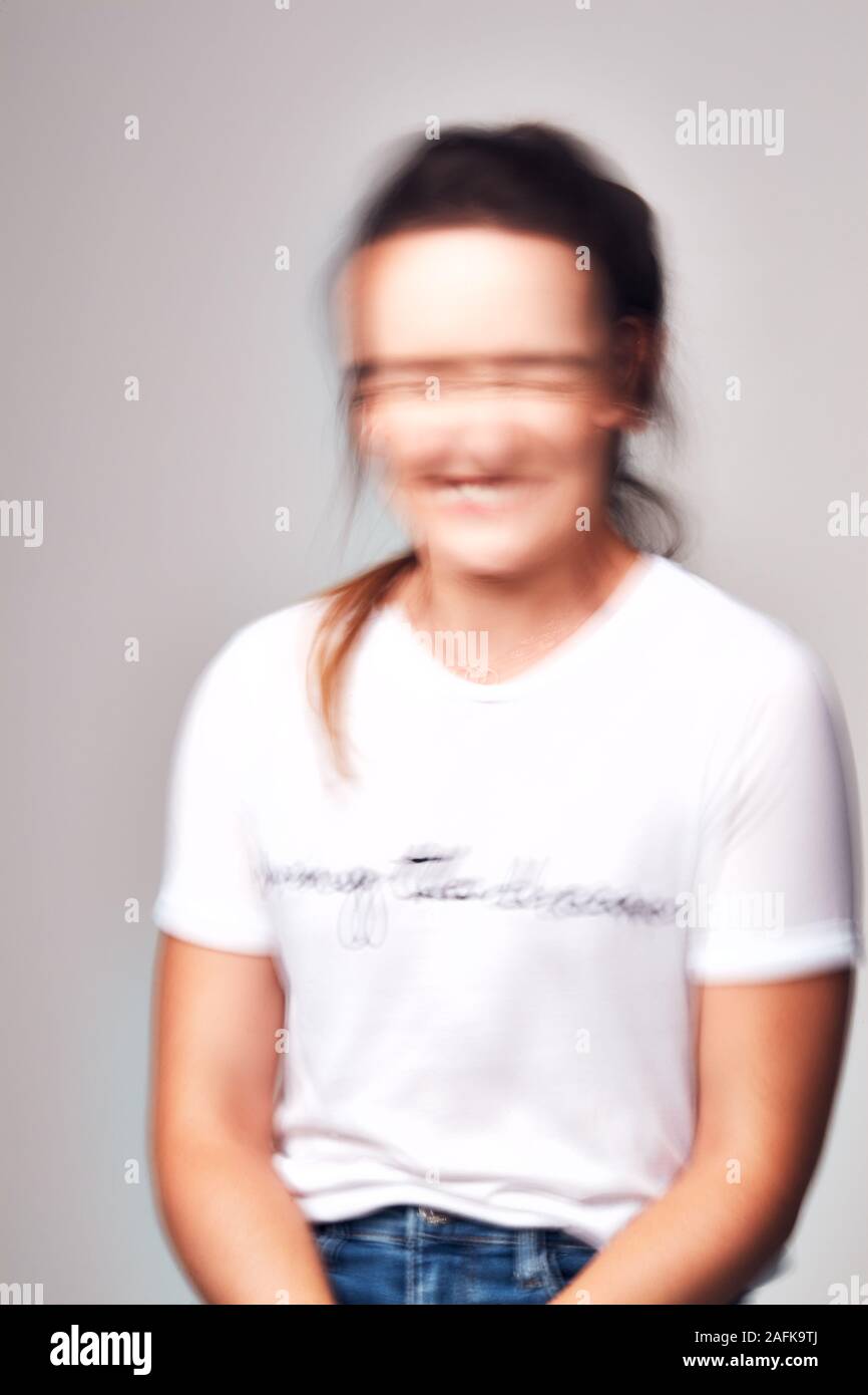 Konzept Schoß der Frau mit verzerrtem Gesicht, Psychische Gesundheit Stockfoto
