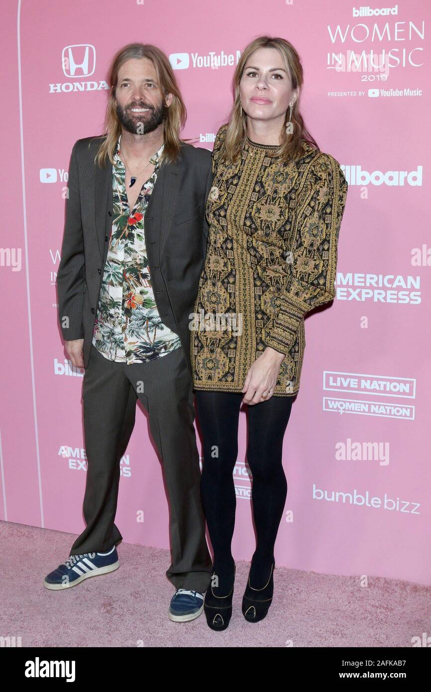 Taylor Hawkins, Alison Hawkins in der Ankunftshalle für 2019 Billboard Frauen in der Musik Event, Hollywood Palladium, Los Angeles, CA 12. Dezember 2019. Foto von: Priscilla Grant/Everett Collection Stockfoto