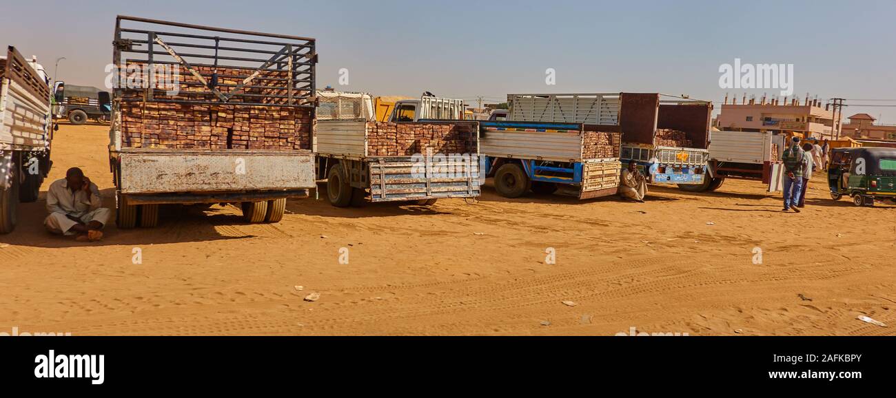 Khartum, Sudan, Ca. Februar 8., 2019: Lkw mit offener Heckklappe, mit Ziegeln aus dem Ziegel Fabrik am Stadtrand von Khartum gefüllt Stockfoto