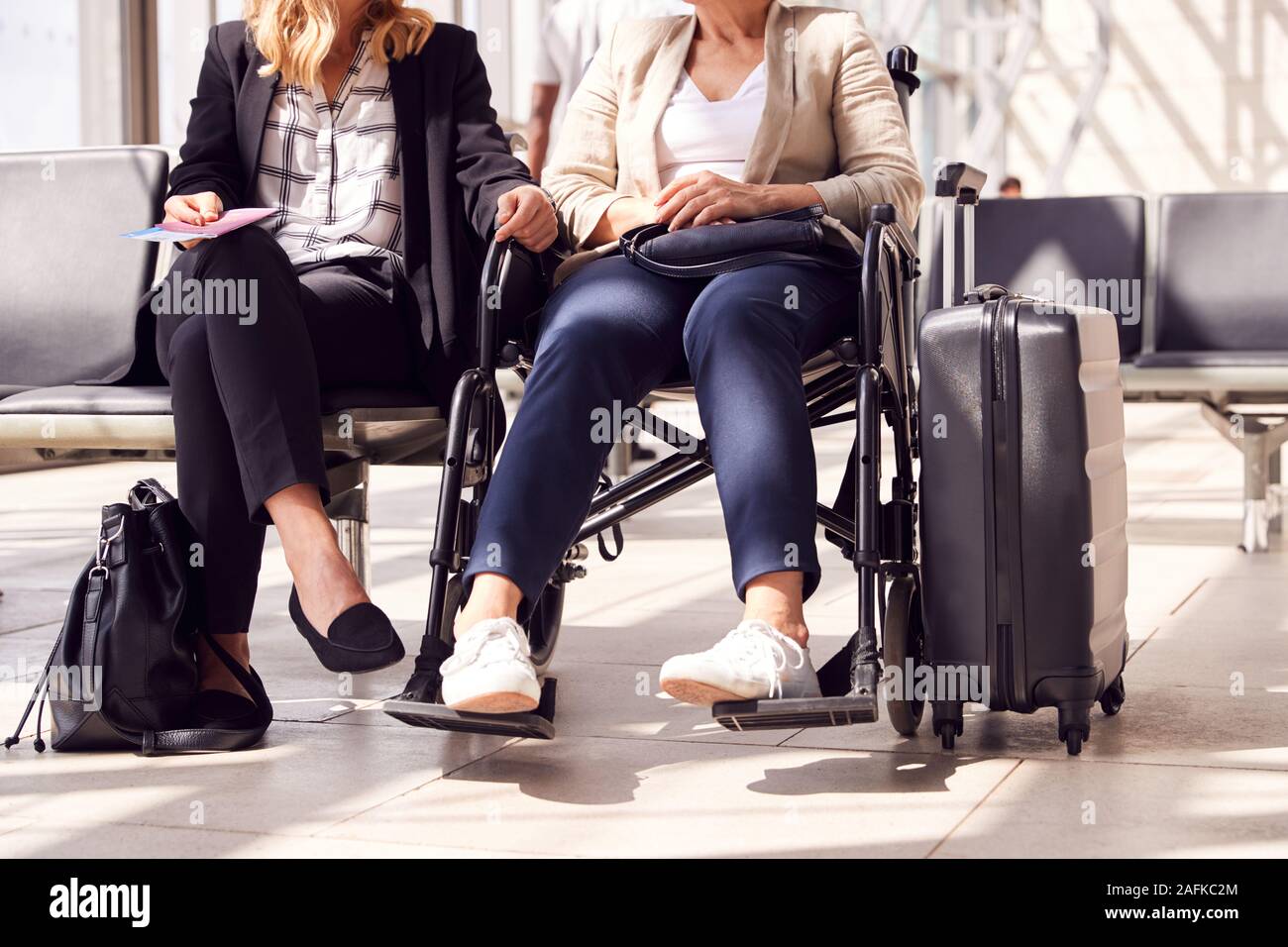 Woman wheelchair airport Fotos und Bildmaterial in hoher Auflösung